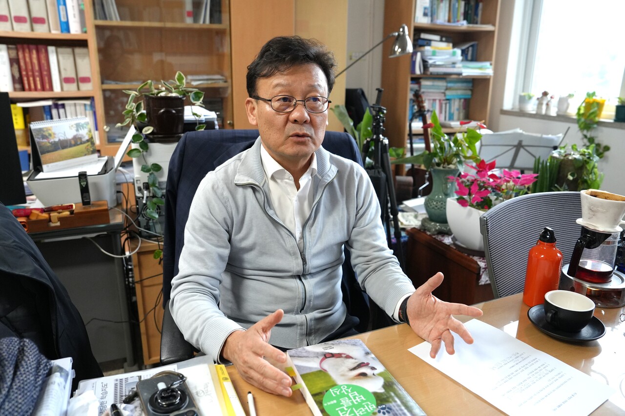 홍완식 교수는 민법 개정을 통해 동물을 ‘물건’에서 ‘보호해야 할 생명체’로 전환해야 한다고 말했다. [사진=여세린 기자]